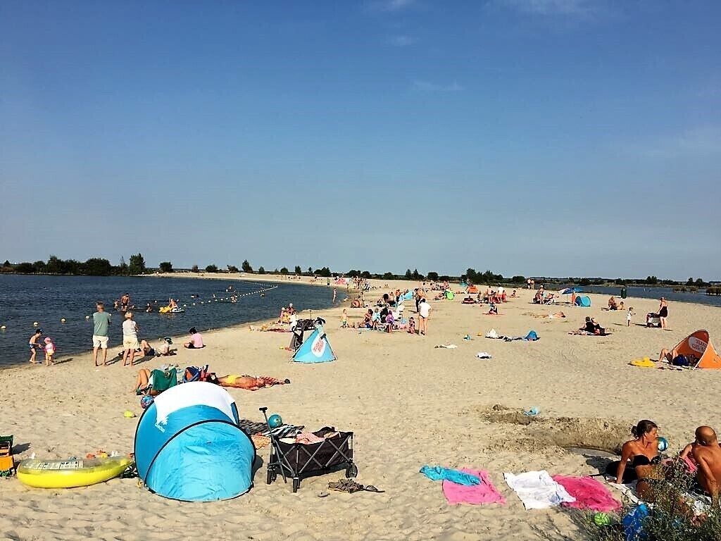 Vlak bij het strand, ligstoelen aan het strand