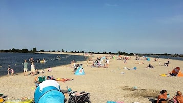 Vlak bij het strand, ligstoelen aan het strand