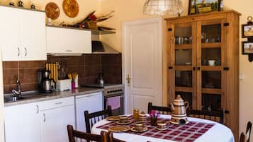 Kühlschrank, Ofen, Herdplatte, Wasserkocher mit Kaffee-/Teezubehör