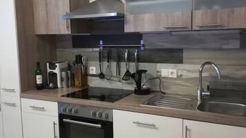 Fridge, oven, stovetop, dishwasher