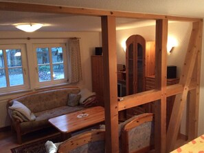 Fernseher, Kamin, Stereoanlage