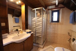 Combined shower/bathtub, hair dryer, towels, soap
