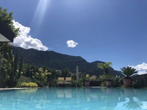 Indoor pool, outdoor pool - Unterpenatz - is a real oasis of peace (Schenna)