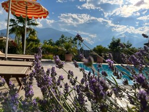 Inomhuspool och utomhuspool