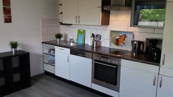 Frigorifero, microonde, forno, piano cottura