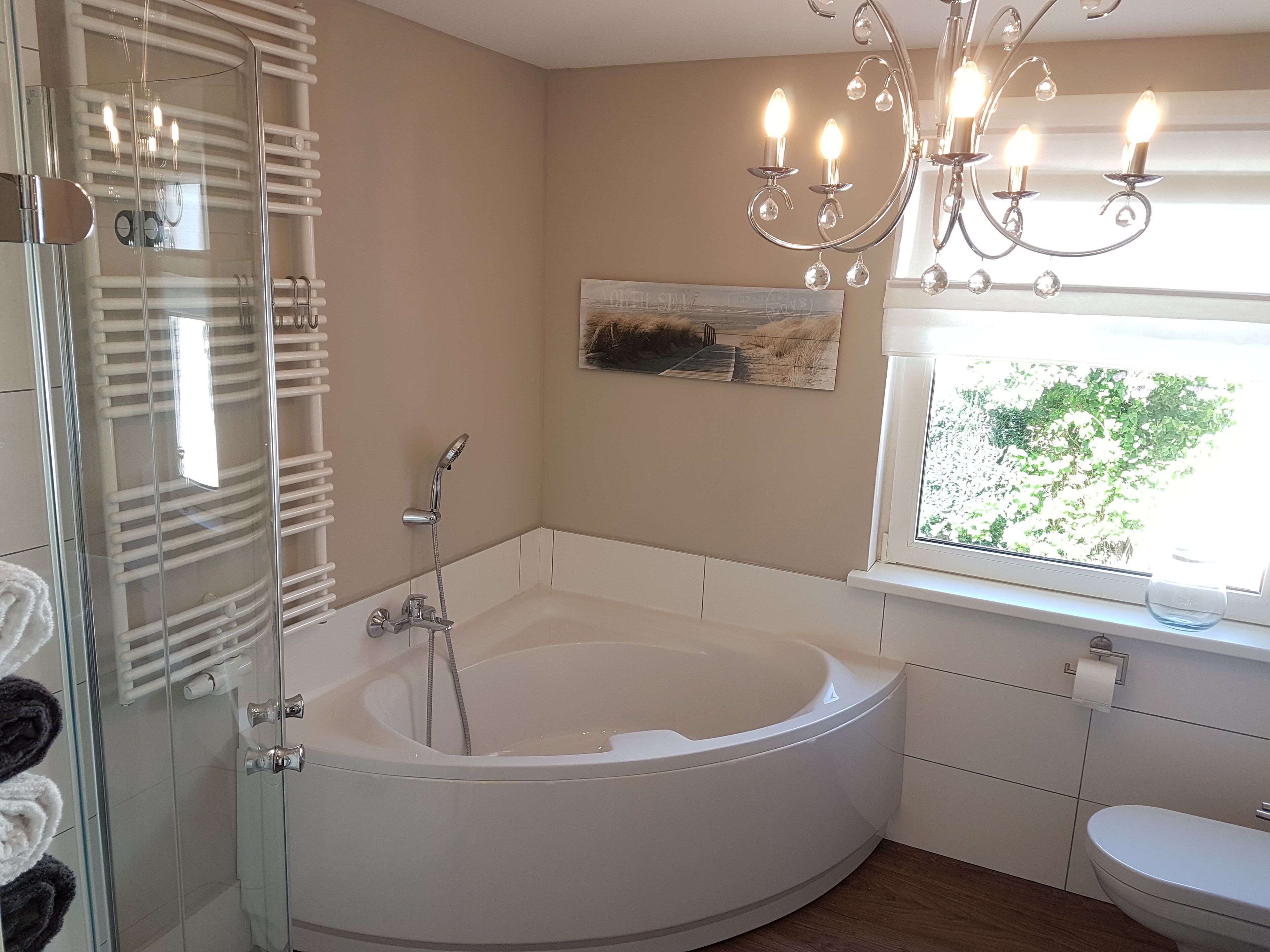Badewanne, Haartrockner, Seife, Toilettenpapier
