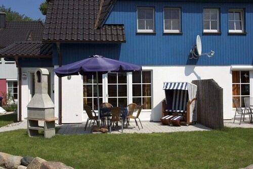 First-class semi-detached house (2009), around 90sqm, 200m from beach