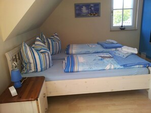 3 عدّة غرف نوم ومكواة/لوح كي وملاءات أسرّة