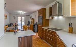 Fridge, microwave, oven, stovetop - The cottage is suitable for up to 10 people. (Medulin)