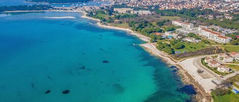 Una spiaggia nelle vicinanze