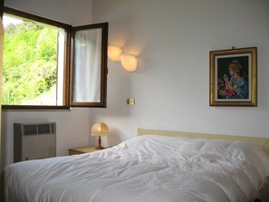 2 bedrooms, free WiFi, bed sheets - Directly on the lake (Idro)