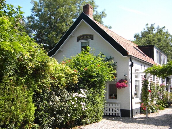 Exterior - Cozy, comfortable vacation apartment near the sea (Oostkapelle)