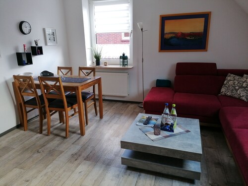 Unsere FeWo liegt ruhig gelegen in einer Seitenstraße im Obergeschoß