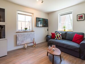 Smart TV, fireplace, DVD player, books