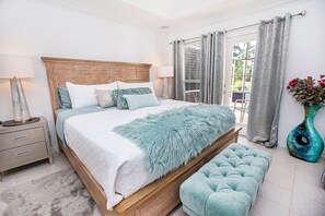 4 makuuhuonetta, työpöytä, silitysrauta/-lauta, vauvan matkasänky