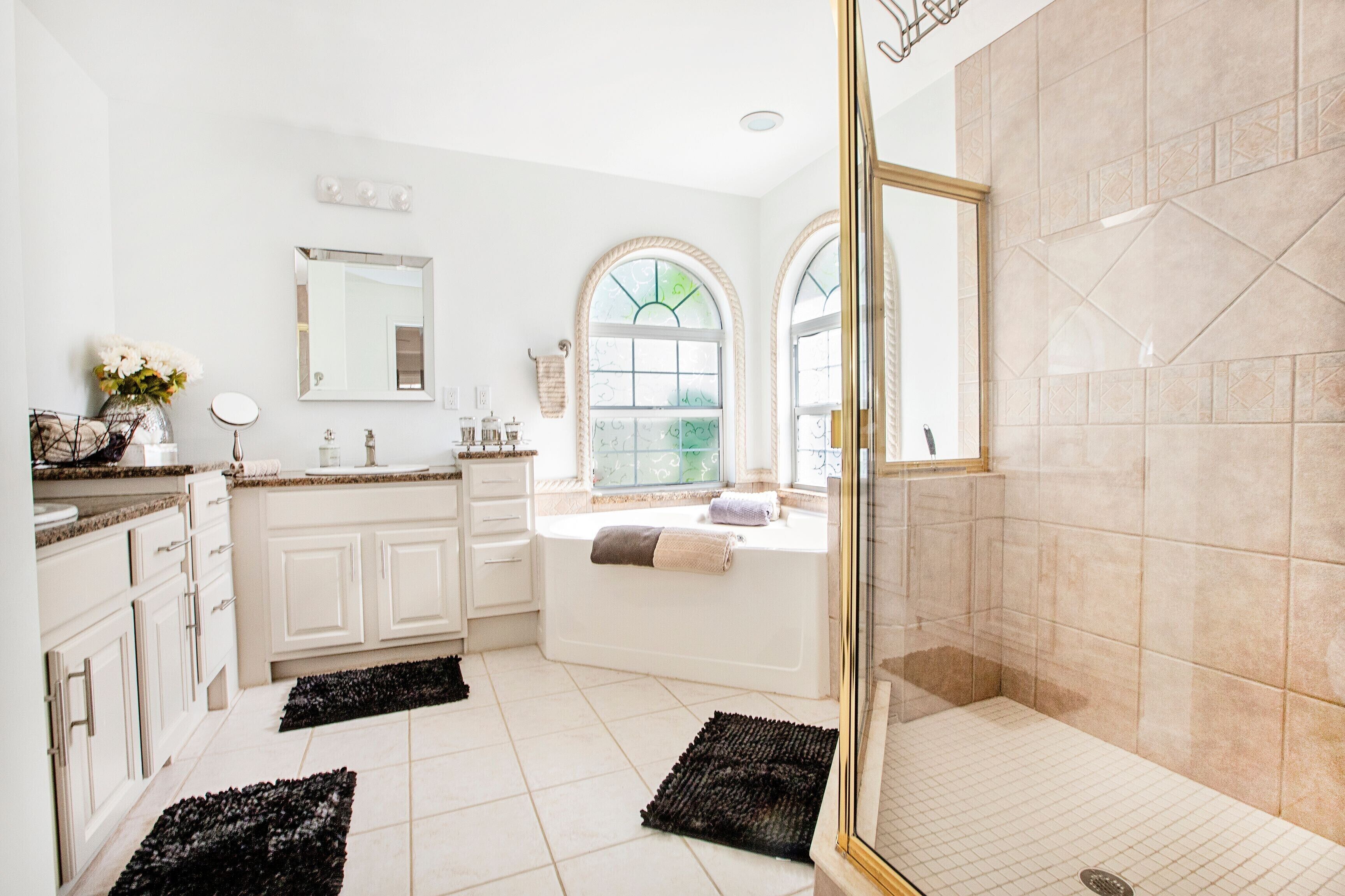 Badewanne, Haartrockner, Handtücher