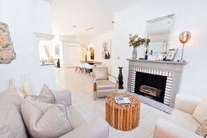 Smart TV, fireplace, books, stereo - Relax with privacy! Villa in Bonita Springs! Modern, huge pool!  (Bonita Springs)