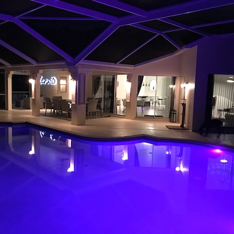 Outdoor pool, a heated pool. Relax with privacy! Villa in Bonita Springs! Modern, huge pool!