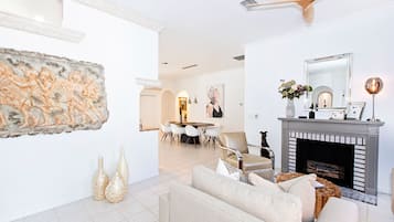 Smart TV, lareira, livros, aparelho de som