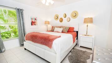 4 quartos, escrivaninha, ferros/tábuas de passar roupa, berço de viagem