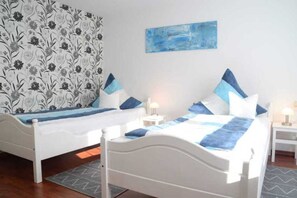 3 عدّة غرف نوم وسرير سفر وواي فاي وملاءات أسرّة