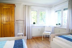 3 bedrooms, travel crib, WiFi, bed sheets