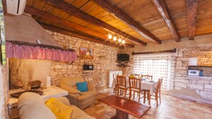 TV, fireplace, DVD player, foosball - Private and romantic pool Villa, quiet and peaceful surroundings (Žminj)