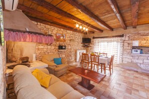 TV, fireplace, DVD player, foosball - Private and romantic pool Villa, quiet and peaceful surroundings (Žminj)