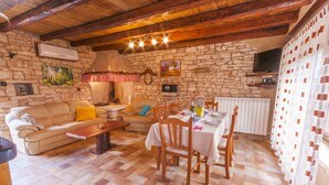 TV, fireplace, DVD player, foosball - Private and romantic pool Villa, quiet and peaceful surroundings (Žminj)