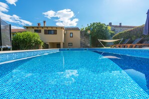 حمّام سباحة خارجي