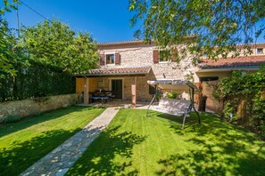 Outdoor dining - Private and romantic pool Villa, quiet and peaceful surroundings (Žminj)