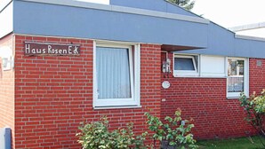 Een gebouw van rode bakstenen met een bord waarop 