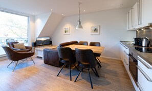 Réfrigérateur, four à micro-ondes, un four, surface de cuisson