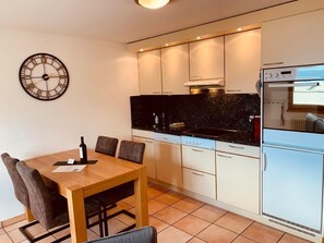 Réfrigérateur, four, plaque de cuisson, lave-vaisselle