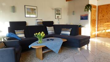 Smart-TV, Videospiele, DVD-Player, Tischtennisplatte