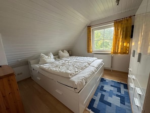 3 bedrooms, iron/ironing board, travel cot, free WiFi - Sunny spacious. DHH, 3 bedrooms, 6 pers., NR, WLan, close to the beach, washer + dryer (Niedersachsen)