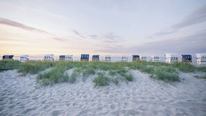 A beach with numbered markers and sand dunes. - Sunny spacious. DHH, 3 bedrooms, 6 pers., NR, WLan, close to the beach, washer + dryer (Niedersachsen)