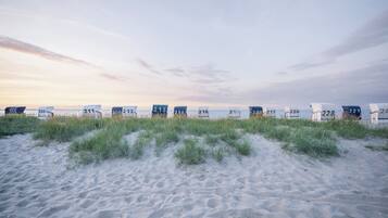 Vlak bij het strand, ligstoelen aan het strand