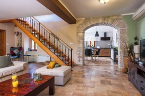 Fernseher, Kamin, DVD-Player, Tischtennisplatte