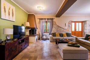 Fernseher, Kamin, DVD-Player, Tischtennisplatte