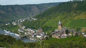 Une ville riveraine qui possède des bâtiments historiques, une tour imposante et un pont.