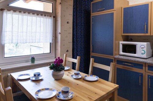 Mukava ullakkohuoneisto maalaistalossa, parvekkeella ja ilmaisella WiFi-yhteydellä