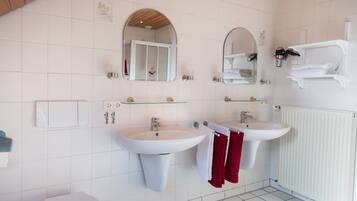 Duschwanne, Haartrockner, Handtücher