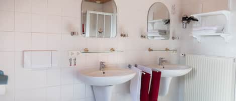 Combined shower/tub, hair dryer, towels