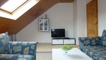 Een televisie en boeken