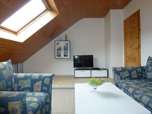 Mukava ullakkohuoneisto maalaistalossa, parvekkeella ja ilmaisella WiFi-yhteydellä