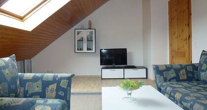 Mukava ullakkohuoneisto maalaistalossa, parvekkeella ja ilmaisella WiFi-yhteydellä