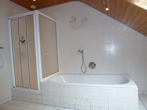 Combined shower/bathtub, hair dryer, towels - Comfortable attic apartment in country house style with balcony and free WiFi (Cochem - Cond)