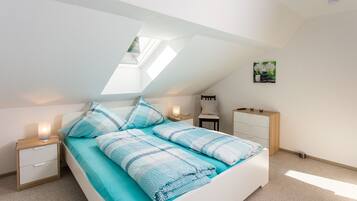 3 bedrooms, in-room safe, desk, free WiFi