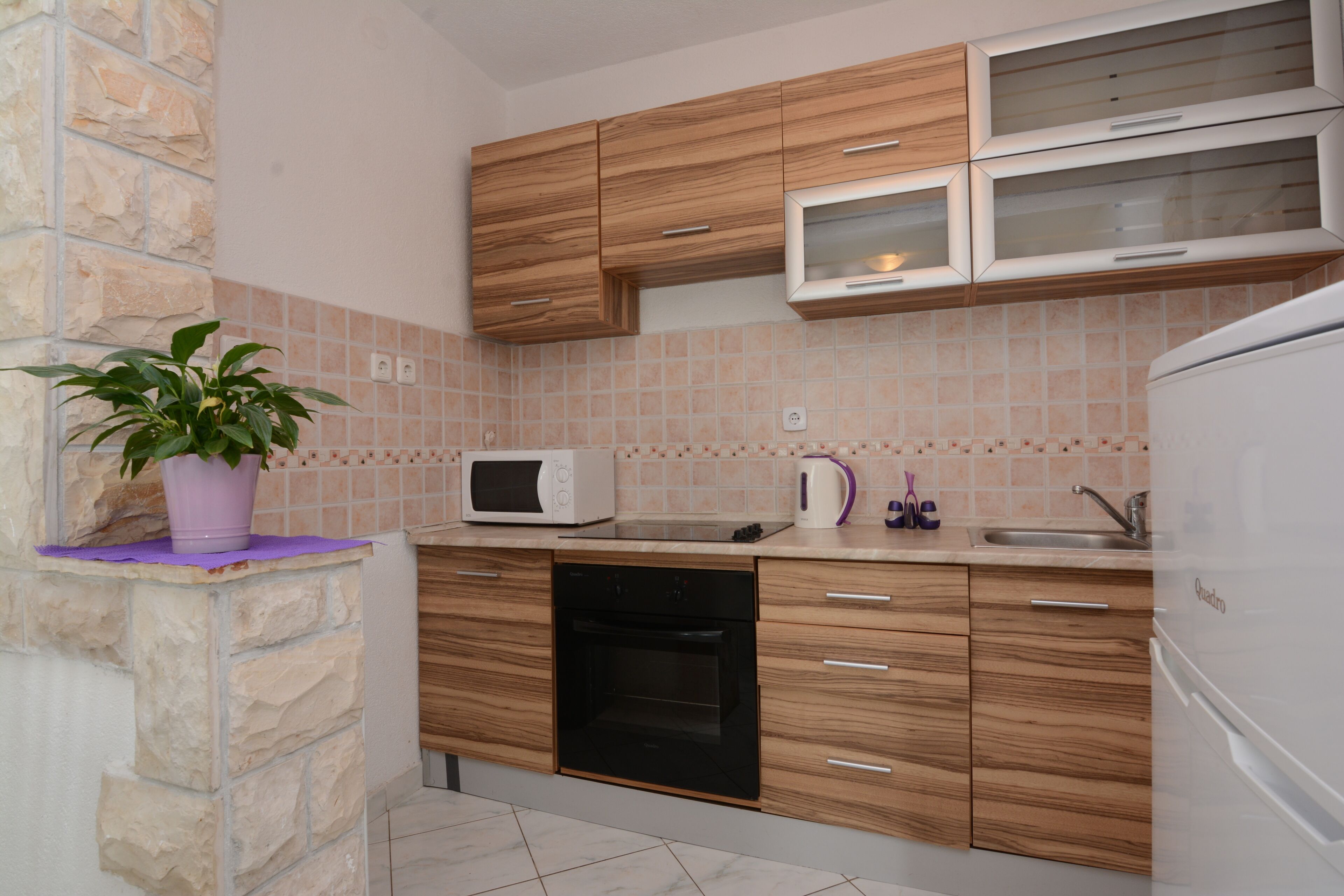 Jääkaappi, mikroaaltouuni, uuni, liesi